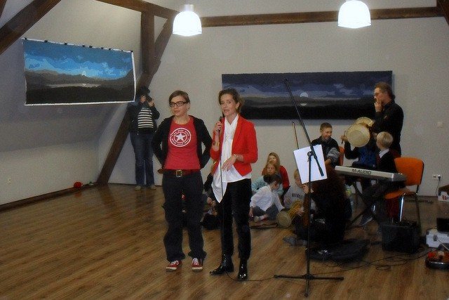 wspaniay-wernisaz-z-koncertem-i-debata-w-staniszowie-foto-49073