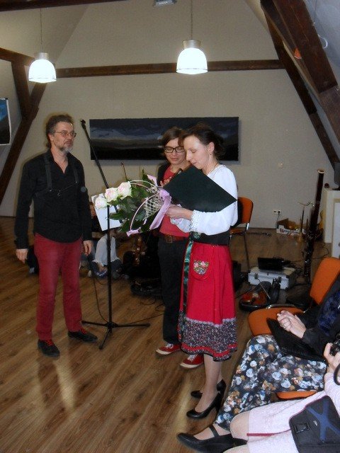 wspaniay-wernisaz-z-koncertem-i-debata-w-staniszowie-foto-49073