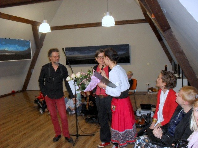 wspaniay-wernisaz-z-koncertem-i-debata-w-staniszowie-foto-49073