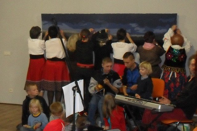 wspaniay-wernisaz-z-koncertem-i-debata-w-staniszowie-foto-49073