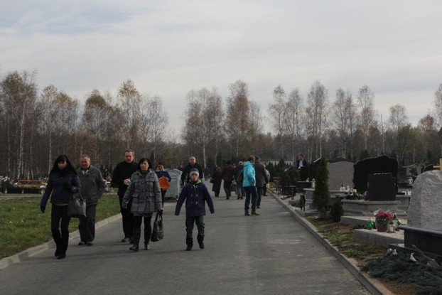 jeleniogorzanie-odwiedzaja-groby-bliskich-foto-49156