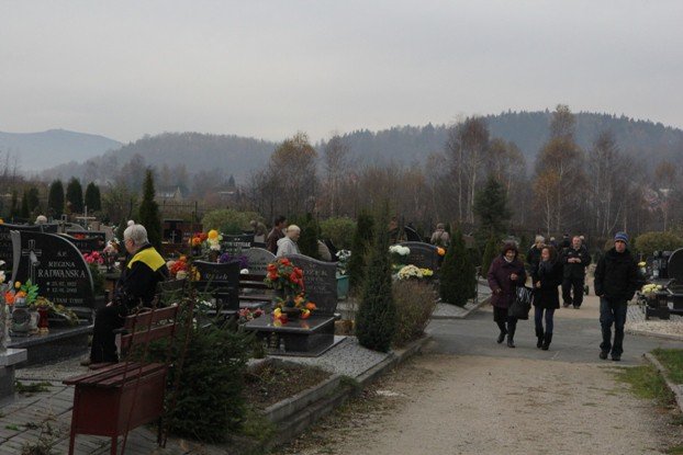 jeleniogorzanie-odwiedzaja-groby-bliskich-foto-49156