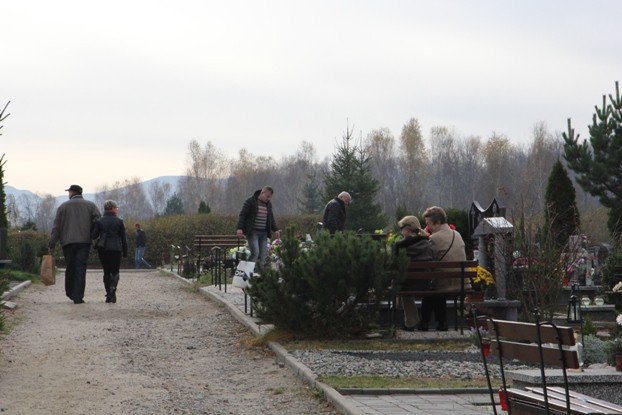 jeleniogorzanie-odwiedzaja-groby-bliskich-foto-49156