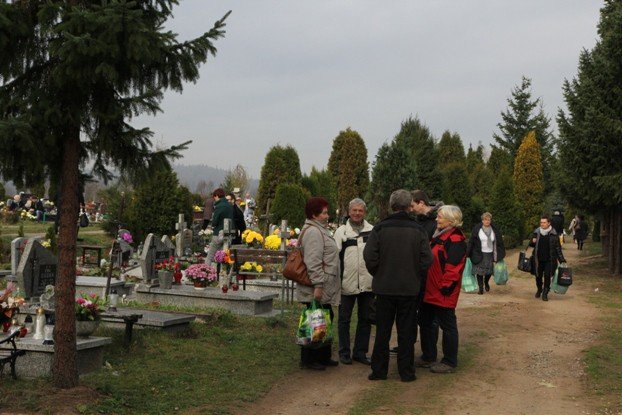 jeleniogorzanie-odwiedzaja-groby-bliskich-foto-49156