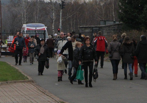 jeleniogorzanie-odwiedzaja-groby-bliskich-foto-49156