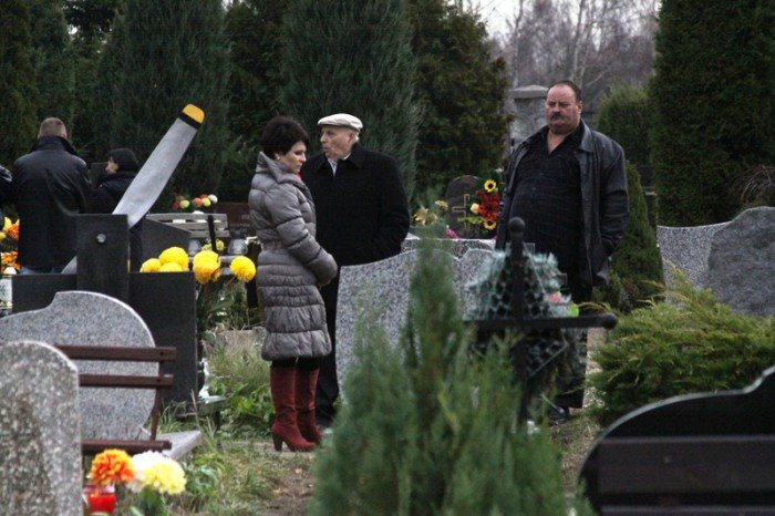jeleniogorzanie-odwiedzaja-groby-bliskich-foto-49156