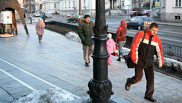 Płyt przed teatrem na razie nikt nie wymieni na bardziej przyjazną nawierzchnię.