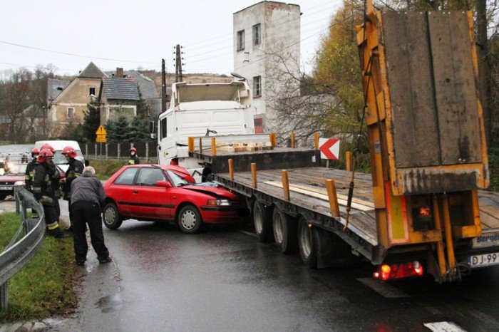mazda-wbia-sie-w-ciezarowke-w-dziwiszowie-foto-49217