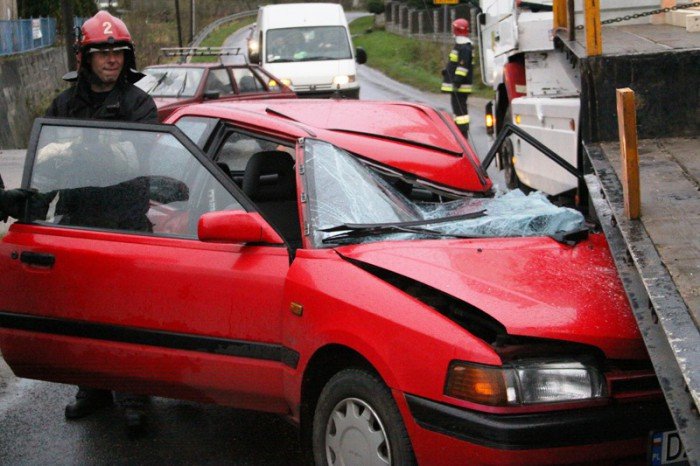 mazda-wbia-sie-w-ciezarowke-w-dziwiszowie-foto-49217
