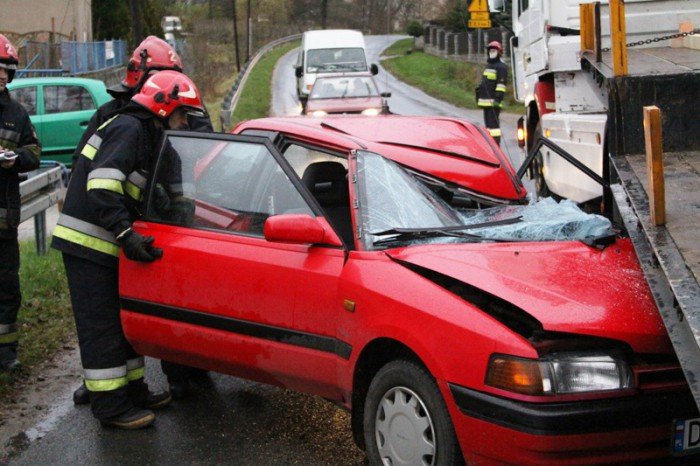 mazda-wbia-sie-w-ciezarowke-w-dziwiszowie-foto-49217