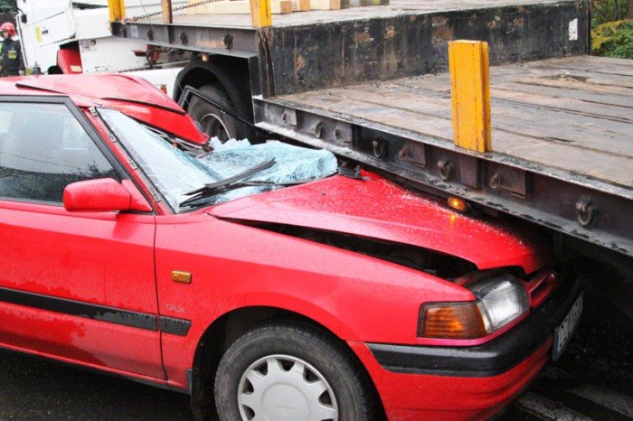 mazda-wbia-sie-w-ciezarowke-w-dziwiszowie-foto-49217