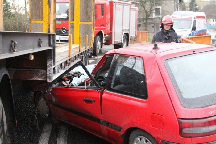 mazda-wbia-sie-w-ciezarowke-w-dziwiszowie-foto-49217
