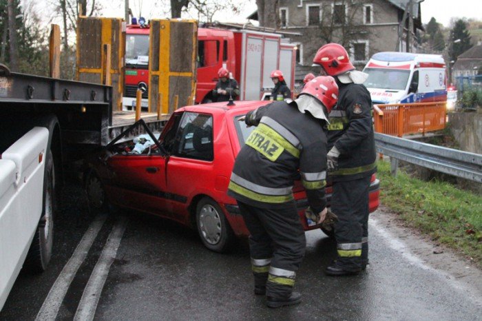 mazda-wbia-sie-w-ciezarowke-w-dziwiszowie-foto-49217