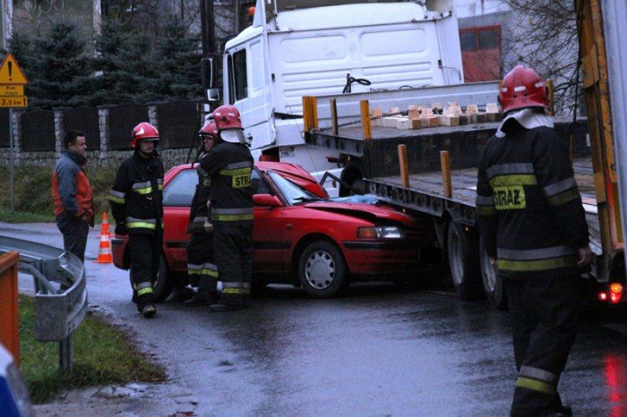 mazda-wbia-sie-w-ciezarowke-w-dziwiszowie-foto-49217