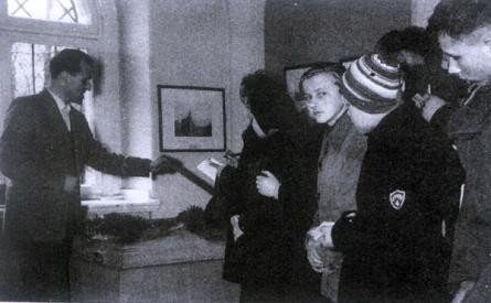 Tadeusz Steć z wycieczką w Muzeum Okręgowym w Jeleniej Górze – lata 60.