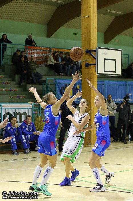 koszykarki-nie-sprostay-liderowi-foto-49283