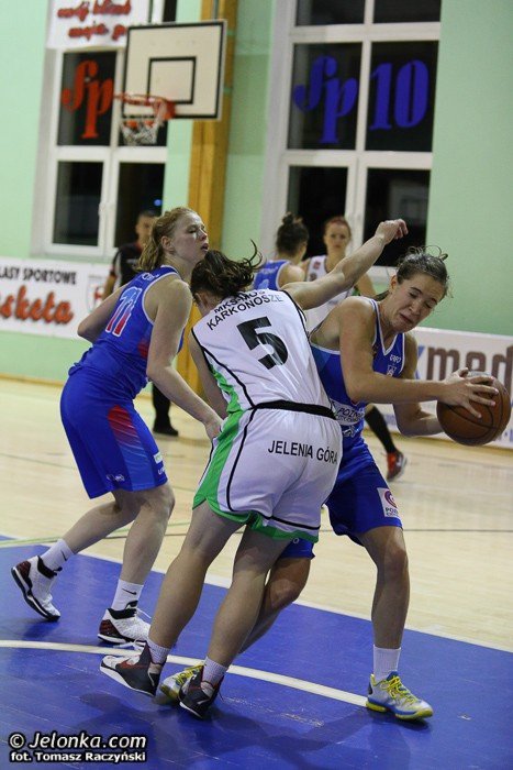 koszykarki-nie-sprostay-liderowi-foto-49283
