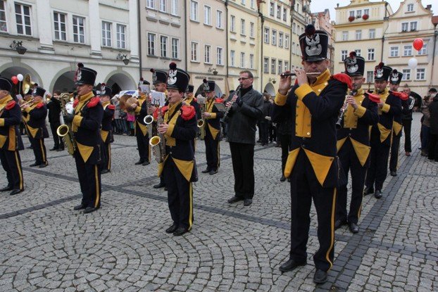 dzisiaj-jeleniogorzanie-jednoczyli-sie-foto-49292