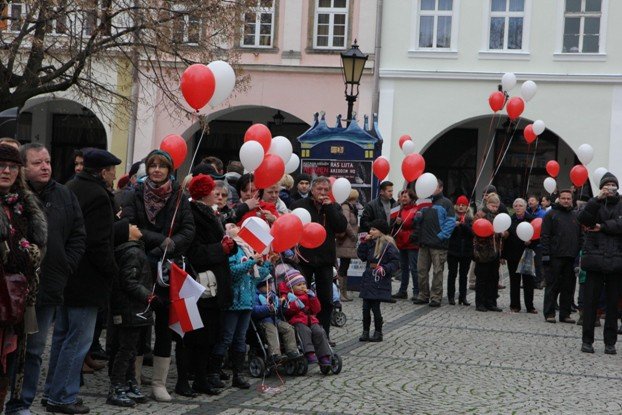 dzisiaj-jeleniogorzanie-jednoczyli-sie-foto-49292