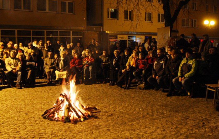 patriotycznie-przy-ognisku-na-dziedzincu-bazyliki-foto-49304