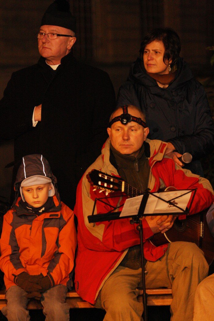 patriotycznie-przy-ognisku-na-dziedzincu-bazyliki-foto-49304