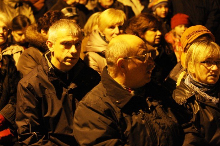 patriotycznie-przy-ognisku-na-dziedzincu-bazyliki-foto-49304