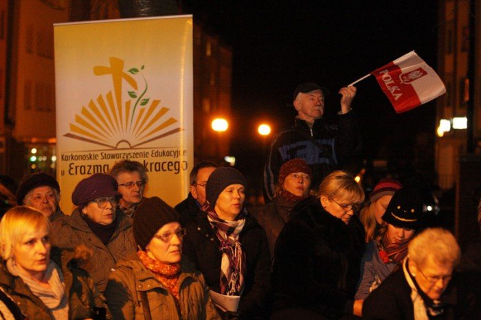 patriotycznie-przy-ognisku-na-dziedzincu-bazyliki-foto-49304