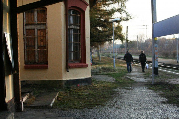 wandale-zniszczyli-nowa-elewacje-dworca-foto-49423