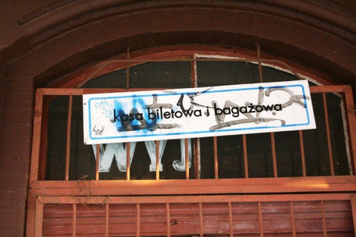 wandale-zniszczyli-nowa-elewacje-dworca-foto-49423