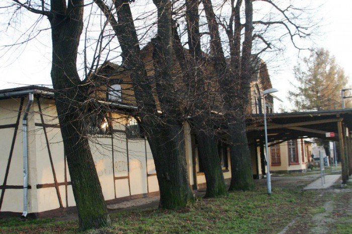 wandale-zniszczyli-nowa-elewacje-dworca-foto-49423