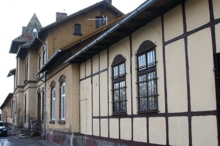 wandale-zniszczyli-nowa-elewacje-dworca-foto-49423