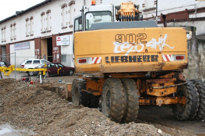 ziemia-z-wykopu-przysypaa-robotnika-foto-49527