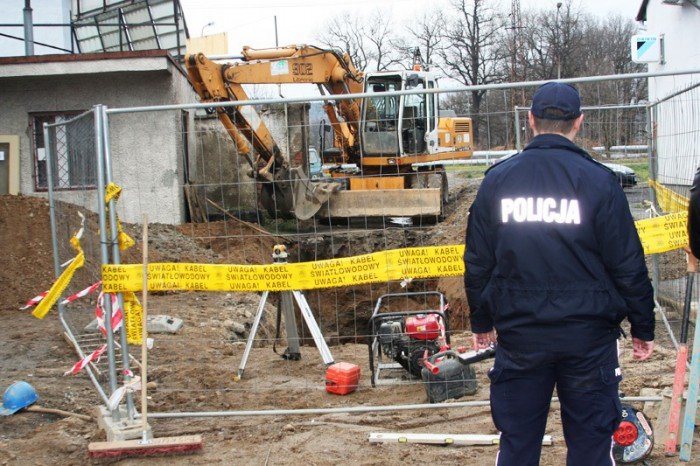 ziemia-z-wykopu-przysypaa-robotnika-foto-49527