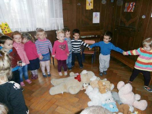dzien-pluszowego-misia-u-przedszkolakow-w-czworce-foto-49547