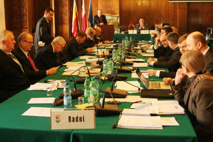 po-goracej-dyskusji-radni-obnizyli-opaty-za-smieci-foto-49697
