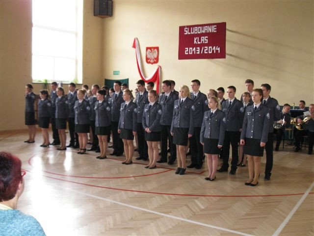 adepci-policji-i-ratownictwa-pasowani-na-uczniow-foto-49698
