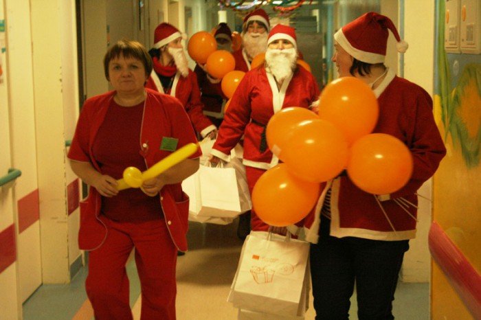 nalot-sw-mikoajow-na-jeleniogorski-szpital-foto-49732