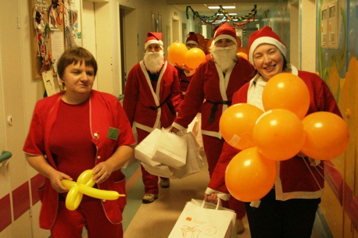 nalot-sw-mikoajow-na-jeleniogorski-szpital-foto-49732