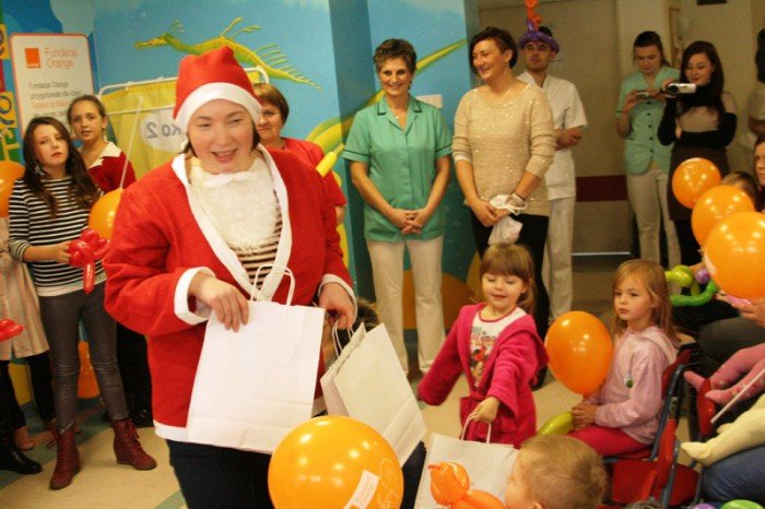 nalot-sw-mikoajow-na-jeleniogorski-szpital-foto-49732