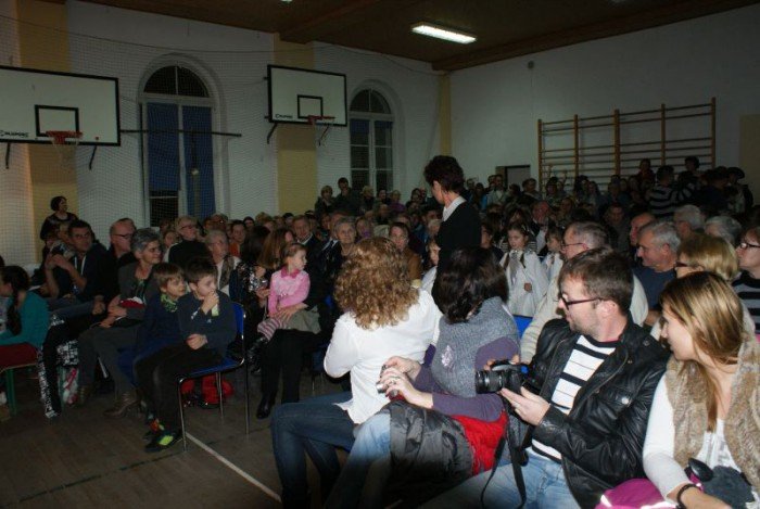 jaseka-z-wojtem-i-proboszczem-przy-penej-sali-foto-49784
