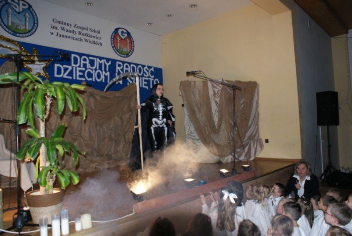 jaseka-z-wojtem-i-proboszczem-przy-penej-sali-foto-49784