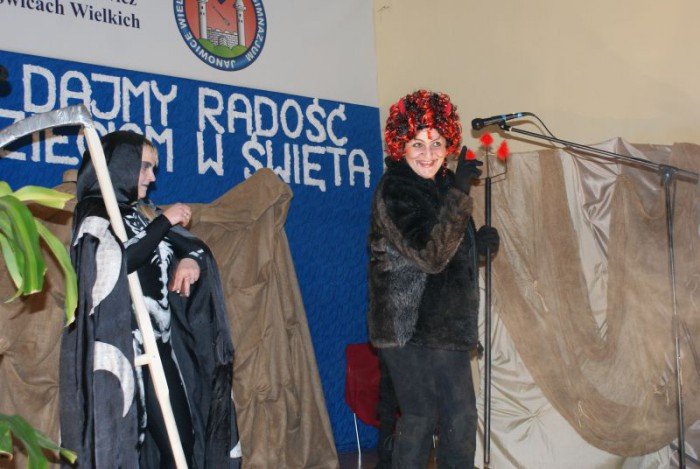 jaseka-z-wojtem-i-proboszczem-przy-penej-sali-foto-49784