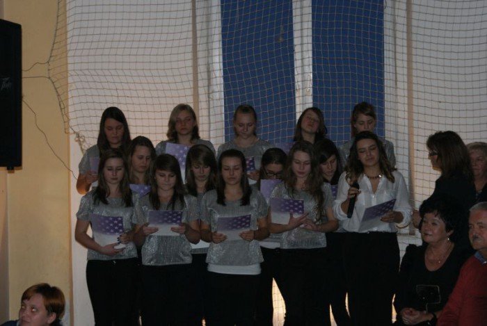 jaseka-z-wojtem-i-proboszczem-przy-penej-sali-foto-49784