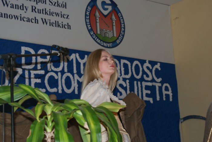 jaseka-z-wojtem-i-proboszczem-przy-penej-sali-foto-49784