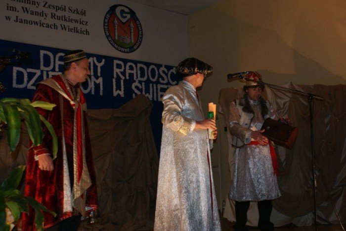 jaseka-z-wojtem-i-proboszczem-przy-penej-sali-foto-49784