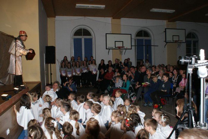 jaseka-z-wojtem-i-proboszczem-przy-penej-sali-foto-49784