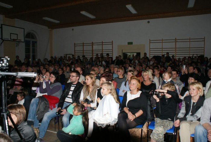 jaseka-z-wojtem-i-proboszczem-przy-penej-sali-foto-49784