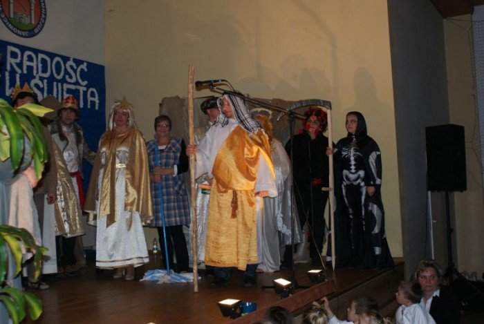jaseka-z-wojtem-i-proboszczem-przy-penej-sali-foto-49784