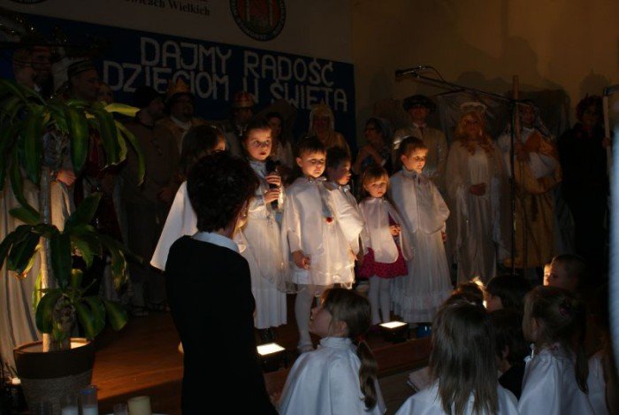 jaseka-z-wojtem-i-proboszczem-przy-penej-sali-foto-49784