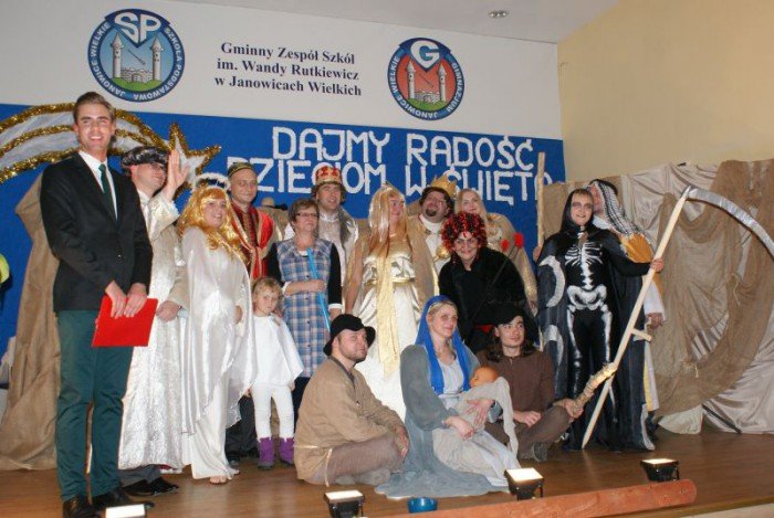 jaseka-z-wojtem-i-proboszczem-przy-penej-sali-foto-49784